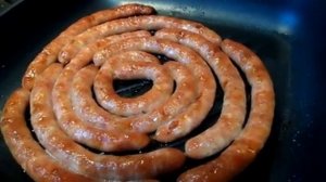 Колбаски домашние в натуральной кишке, я теперь жарю только в духовке.