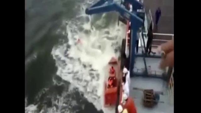 Попытка подъема шлюпки на ходу смотреть онлайн