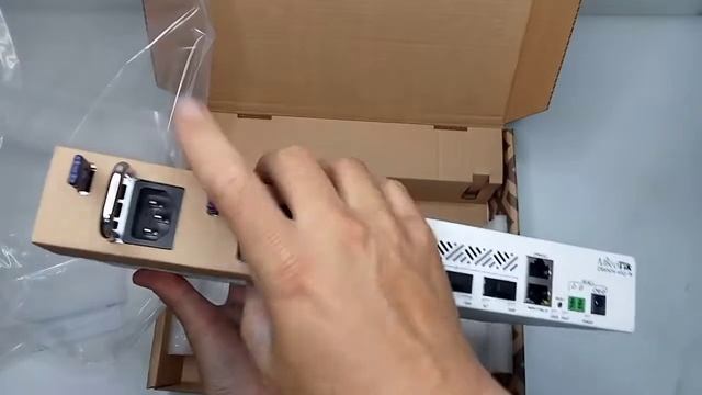 UNBOXING MikroTik CRS504-4XQ-IN by NeXTGENiT смотреть онлайн