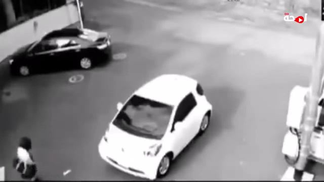 Суперсила. Женщина подняла автомобиль одной рукой. The woman lifted the car with one hand.