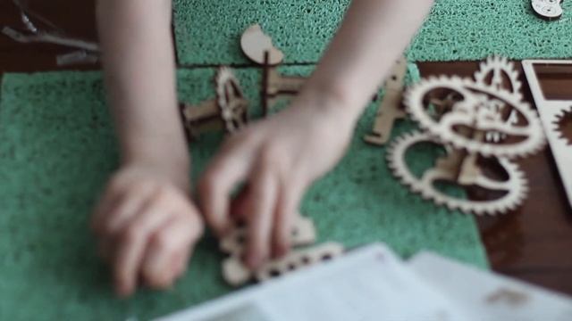 собираем трактор из фанеры UGEARS