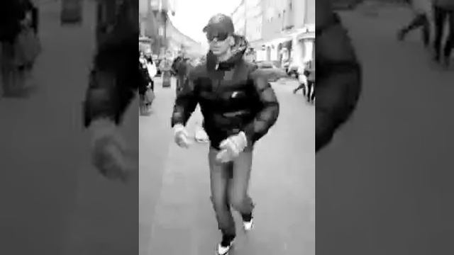 Танцует под мелодию из к/ф Амели смотреть онлайн