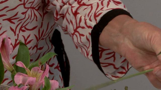 Flower Arranging: A New Trick to Arrange Alstroemeria смотреть онлайн