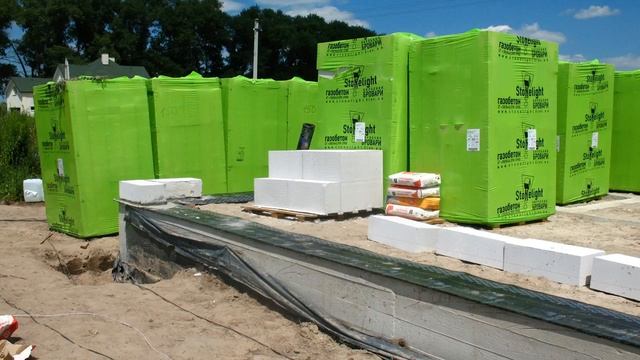 КЛАДКА первого ряда газобетона, РАЗМЕТКА, ГИДРОИЗОЛЯЦИЯ | Как ПОСТРОИТЬ ДОМ ЛЕГКО и ПРОСТО? смотреть онлайн