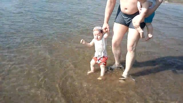 Море, двойняшки купаются) Отдыхаем смотреть онлайн