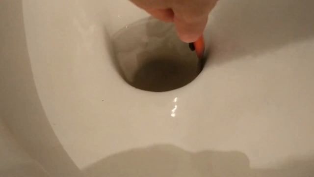 Как очистить унитаз от старого, прочного, толстого налета мочевого камня, если он очень грязный