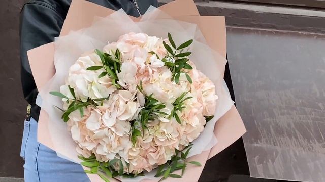 Букет из 5 розовых гортензий с фисташкой смотреть онлайн