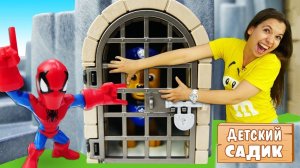 Мультик про Детский садик Капуки - Человек Паук спасает Гонщика (Щенячий патруль) - Видео для детей