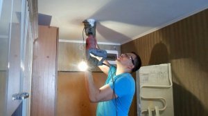 Как сверлить отверстия в потолке без пыли...