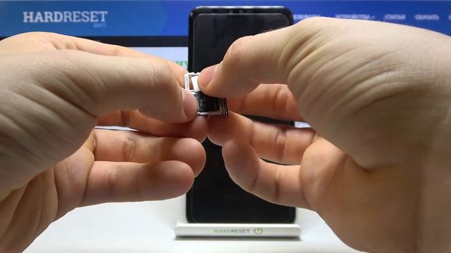 Установка SIM-карты на LG V50 ThinQ / Как вставить симку в LG V50 ThinQ?