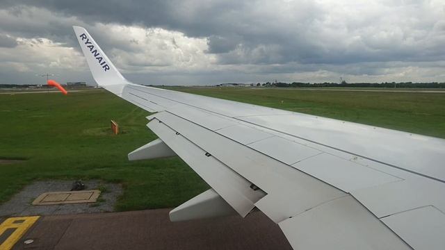 Ryanair Boeing 737-800 WL - Take-Off from London Stansted Airport (STN/EGSS) смотреть онлайн