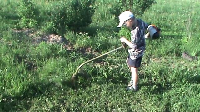 Ребенок показывает мастер-класс работы бензокосой STIHL смотреть онлайн
