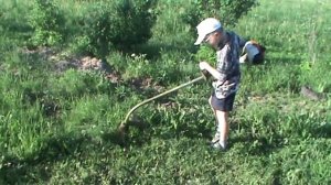 Ребенок показывает мастер-класс работы бензокосой STIHL