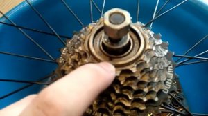 Стук при кручении педалей откуда он Как устраняется?