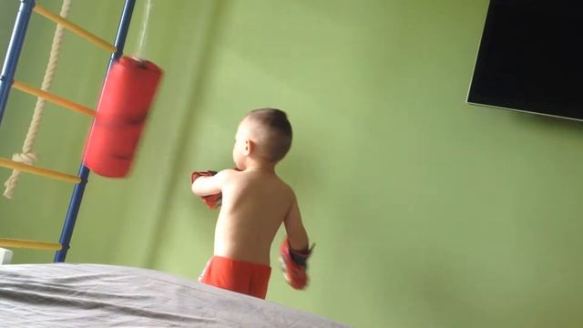 Детская боксерская груша, ребенок бьет по груше, бойтесь нас на улице) смотреть онлайн