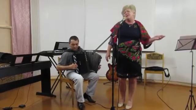 Участница художественной самодеятельности Кривошеева Людмила исполняет песню "Цыганская" смотреть онлайн