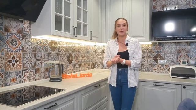 Как создать уют в доме? Нежно-серая кухня в стиле неоклассика