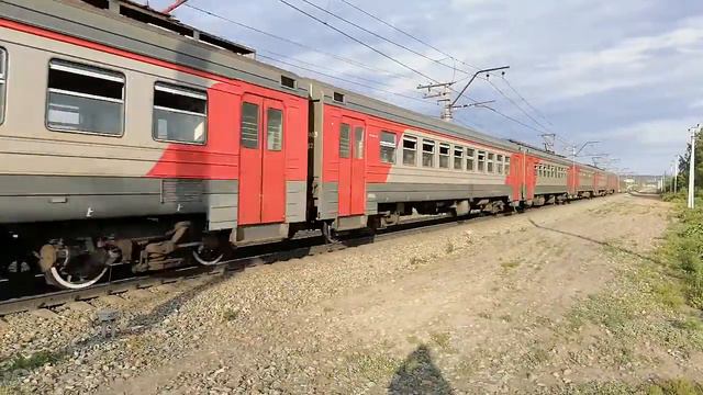 Электропоезд ЭД4М-0154 прибывает к о.п. Совхоз Бердский смотреть онлайн