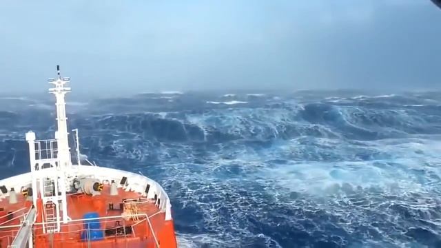 Шторм на море. Вид с корабля. смотреть онлайн