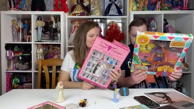 Стрим. Барби уезжают в закат! Обзор кукол Supersize Barbie. Распаковки кукол Sergio Valente и машин смотреть онлайн