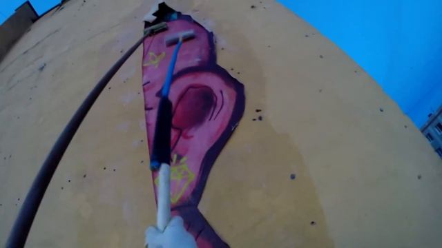 Огромная розовая бошка на доме / стрит арт смотреть онлайн