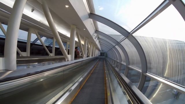 Dubai Airport, walk around the Terminal 1 and Terminal 3. Spacer po lotnisku w Dubaju. смотреть онлайн