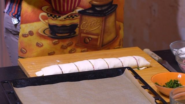 Рулет из слоёного теста с колбасой и сыром. ПРОЩЕ ПРОСТОГО!!! смотреть онлайн
