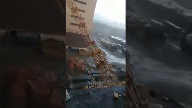 Два крана упали в Тюмени от ветра во время грозы! (Есть мат, 18+) смотреть онлайн
