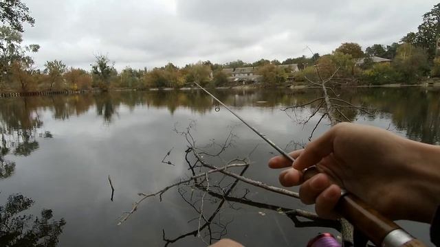 Эта блесна сделала рыбалку!!! Ловля ОКУНЯ на микроколебалки. Колебалка или воблер Часть 1. смотреть онлайн