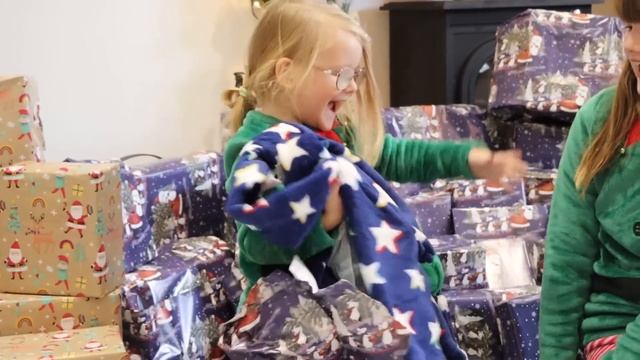 CHRISTMAS MORNING OPENING PRESENTS! смотреть онлайн