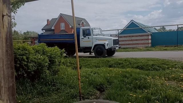 Наши будни. Привезли песок. #деревня #будни #машина #песок смотреть онлайн