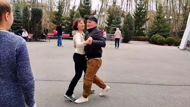 ПІДМАНУЛА, ПІДВЕЛА! ТАНЦЫ В ПАРКЕ ? ХАРЬКОВ АПРЕЛЬ 2023 UKRAINE смотреть онлайн