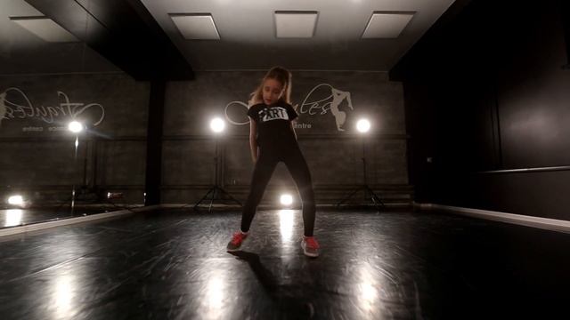 Danilova Dasha (8 Years Old) - Fraules Dance Centre (Locking / Dancehall / Popping)