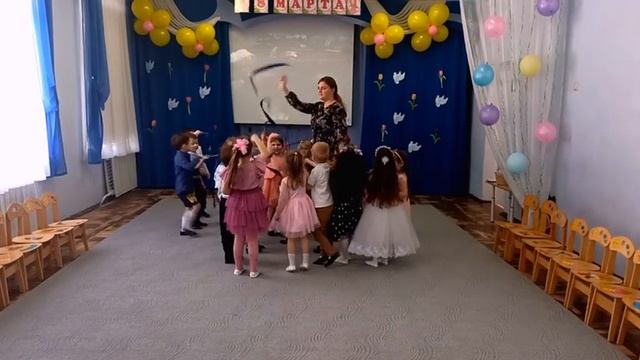 "Танец ручейков" Евтодьевой Аллы /вход средней группы на праздник / смотреть онлайн