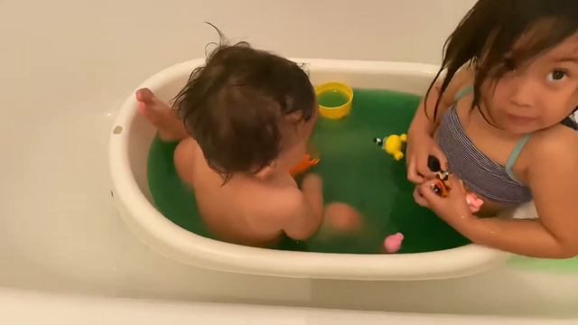 Swimming In Slime (glibbi Slime (schleim)) | Pretend Play | Kids Videos