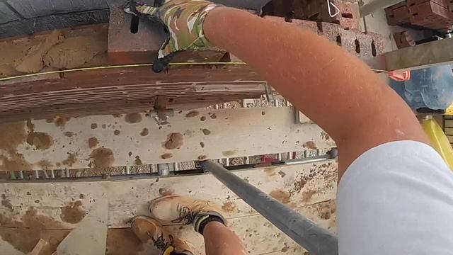 Bricklaying Vlog - A Nice Square 4th Lift - A New Starter on the Trowel? & Gang Size Rant! - Part 1 смотреть онлайн