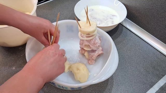 Так просто и вкусно, ни одно застолье не обходилось без курицы на шпажках смотреть онлайн