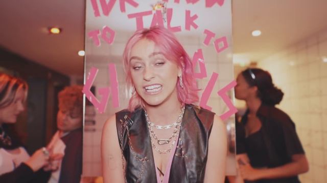 Beth McCarthy - IDK How To Talk To Girls (Visualiser) смотреть онлайн