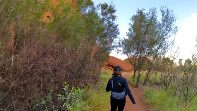 Hiking around Uluru (Ayers Rock) - Australia смотреть онлайн