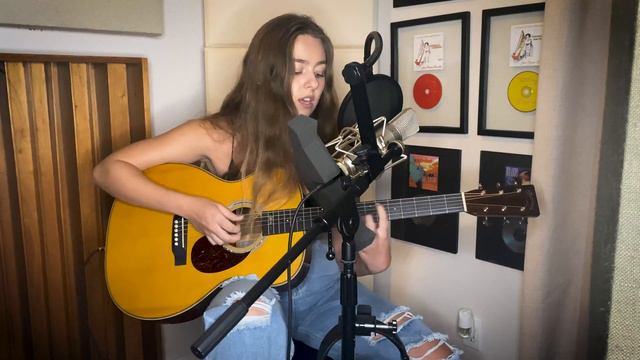 Giulia Marcondes - Paranoia (Acoustic Version) смотреть онлайн