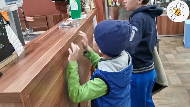 Дети покупают инвентарь смотреть онлайн