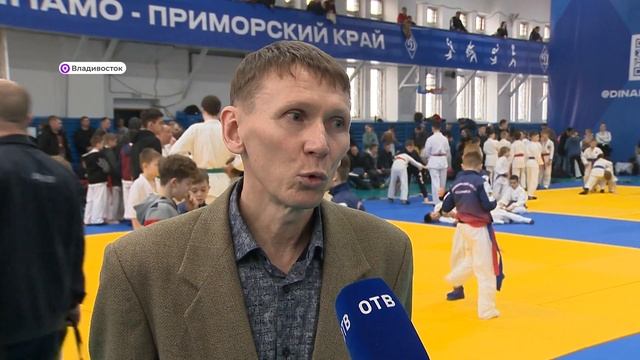 В нокдаун негде упасть: юные спортсмены вышли на ковёр смотреть онлайн