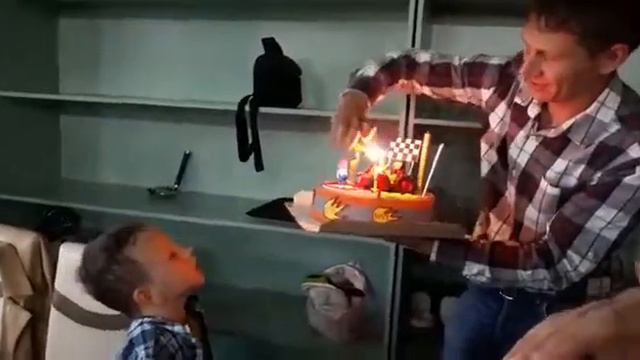День рождения Вадима. Торт и свечи смотреть онлайн