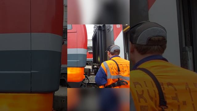 Локомотив прицепляется к поезду смотреть онлайн