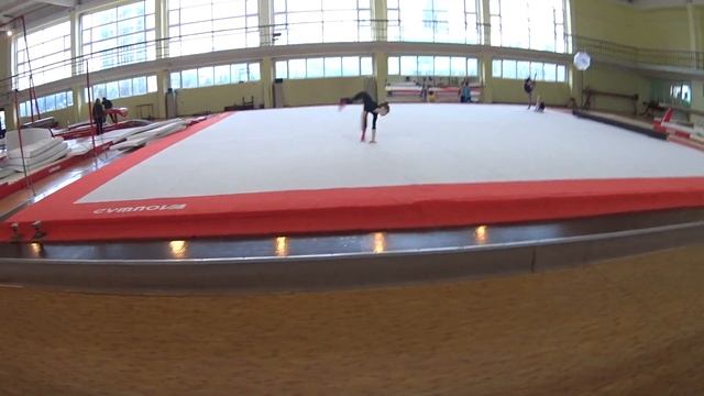 Маленькая гимнастка тренируется. Невероятно красиво!) смотреть онлайн