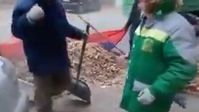 В Волгограде дворники использовали флаг России как мешок для мусора смотреть онлайн