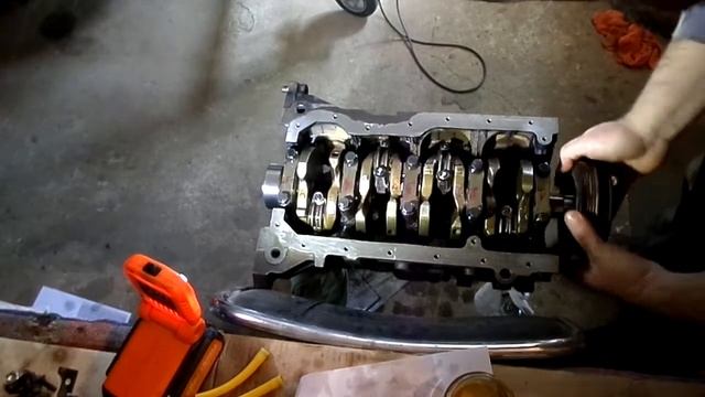 85   Проворачиваю коленвал  двигателя  Джили МК  копия  двгателя TOYOT A4 FE