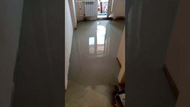 Заливаем бригадой наливной пол в квартире