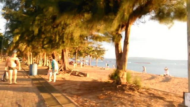 Пляж Джомтьен и закат - Jomtien beach and the sunset смотреть онлайн