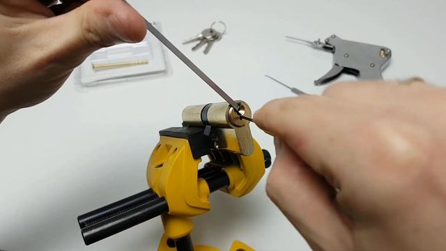 Jak otworzyć zamek bez klucza - tania wkładka z marketu i wytrych - picked смотреть онлайн